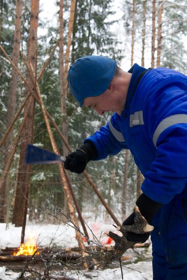 Expedition 54/55 crew conduct winter forest survival training