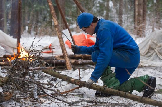 Expedition 54/55 crew conduct winter forest survival training