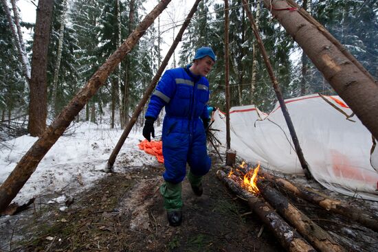 Expedition 54/55 crew conduct winter forest survival training