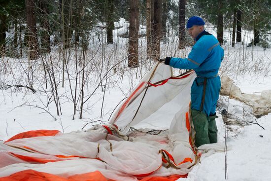 Expedition 54/55 crew conduct winter forest survival training