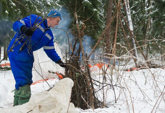 Expedition 54/55 crew conduct winter forest survival training