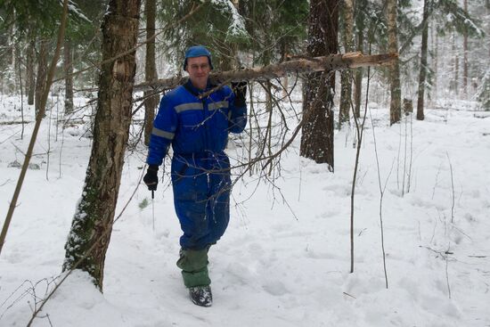 Expedition 54/55 crew conduct winter forest survival training