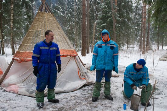 Expedition 54/55 crew conduct winter forest survival training