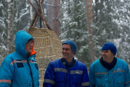 Expedition 54/55 crew conduct winter forest survival training