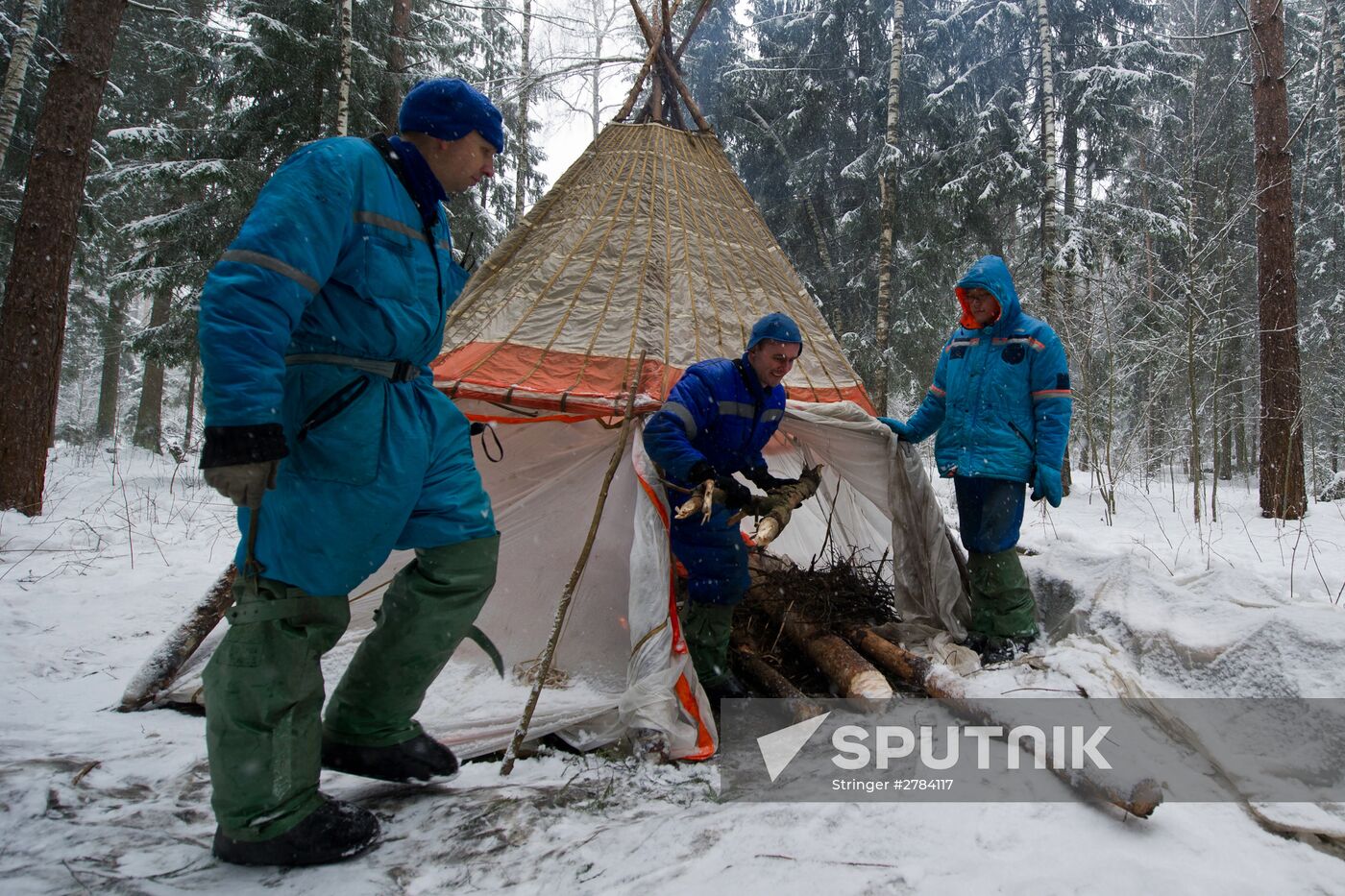 Expedition 54/55 crew conduct winter forest survival training