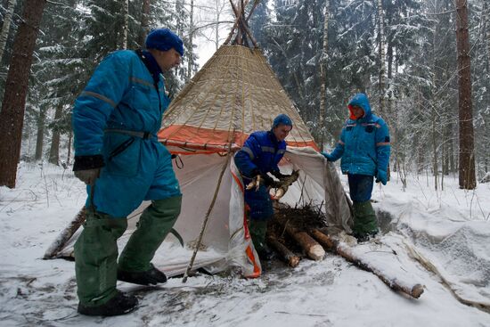 Expedition 54/55 crew conduct winter forest survival training