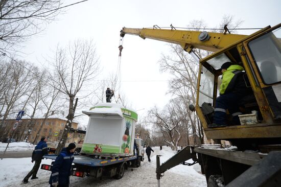 Unauthorized kiosks demolished in Yekaterinburg