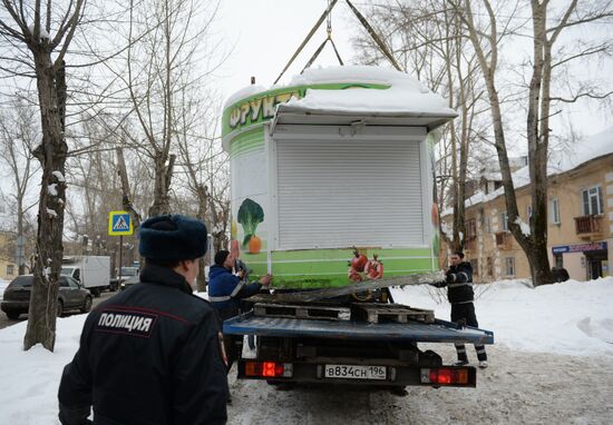 Unauthorized kiosks demolished in Yekaterinburg