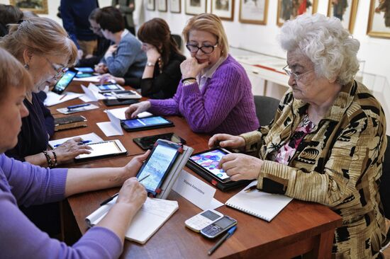 Tablet Training for Seniors course in Moscow