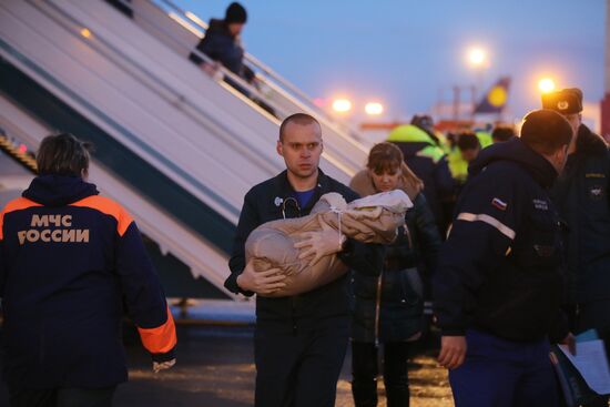 Emergencies Ministry's plane delivers severely ill children from Donbas to Moscow