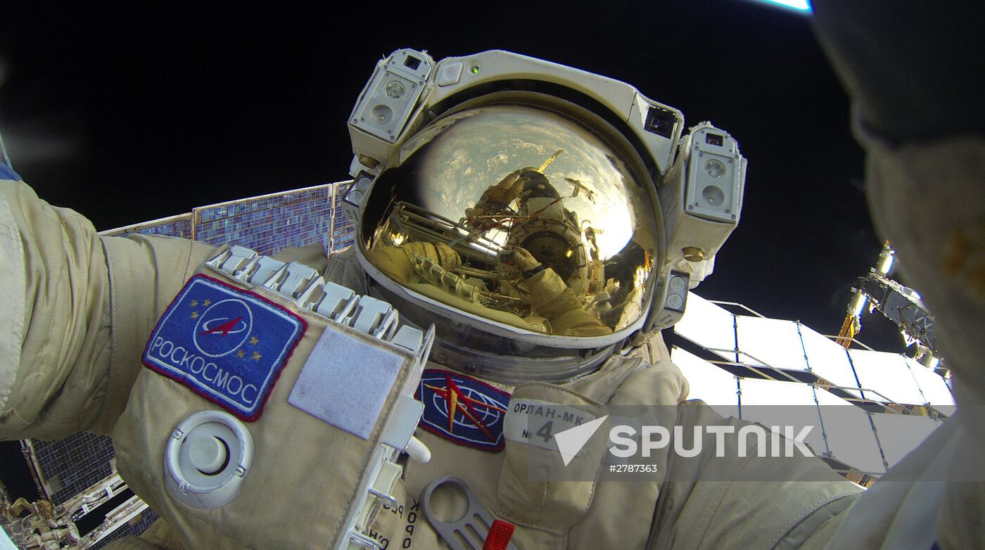 Space walk by Russian Cosmonauts