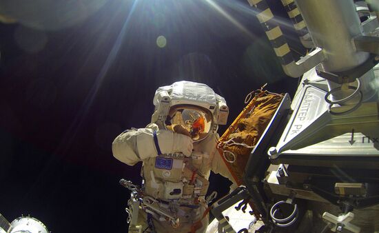 Space walk by Russian Cosmonauts