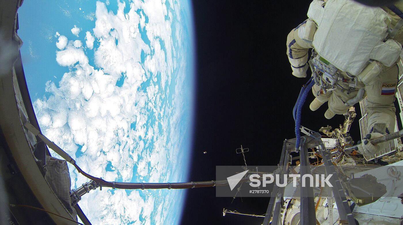 Space walk by Russian cosmonauts