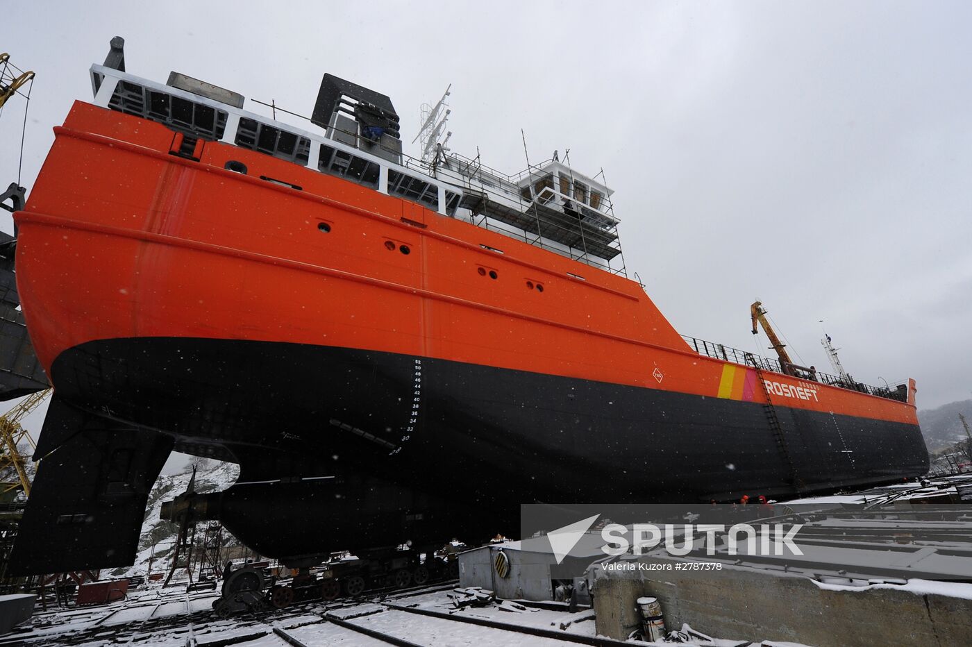 Rosneft Sakhalin tanker prepared for towage from Nakhodka to Vladivostok for fitting out