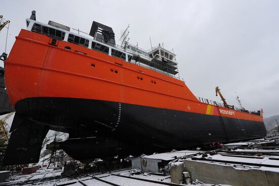 Rosneft Sakhalin tanker prepared for towage from Nakhodka to Vladivostok for fitting out