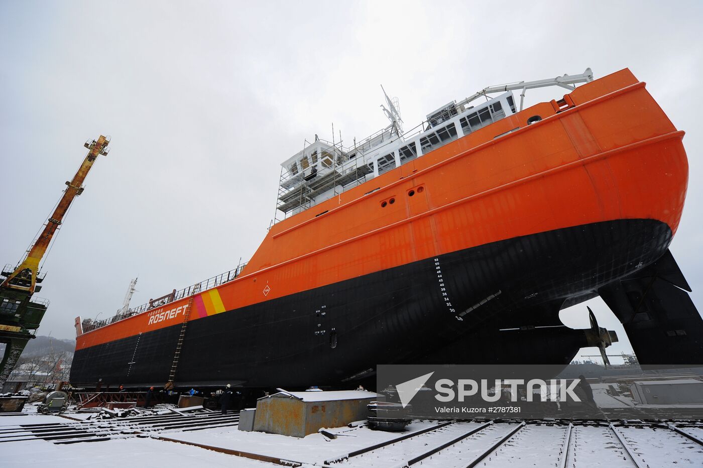 Rosneft Sakhalin tanker prepared for towage from Nakhodka to Vladivostok for fitting out