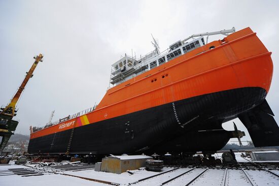 Rosneft Sakhalin tanker prepared for towage from Nakhodka to Vladivostok for fitting out