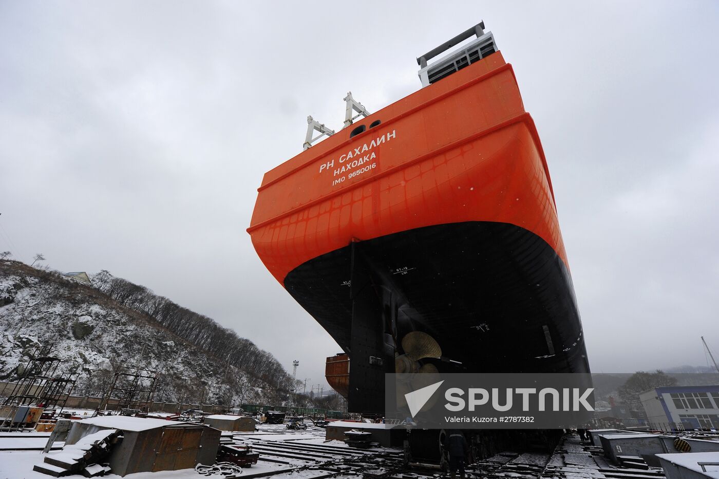 Rosneft Sakhalin tanker prepared for towage from Nakhodka to Vladivostok for fitting out