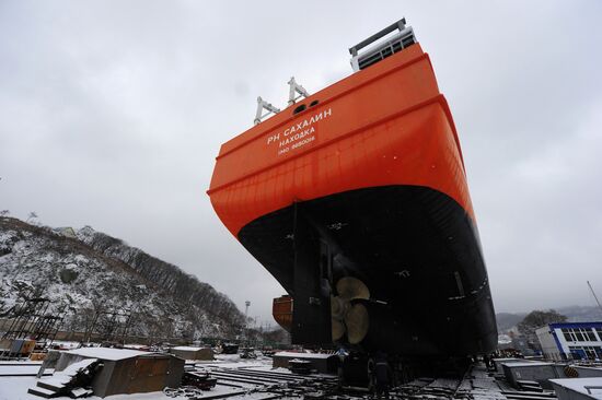 Rosneft Sakhalin tanker prepared for towage from Nakhodka to Vladivostok for fitting out