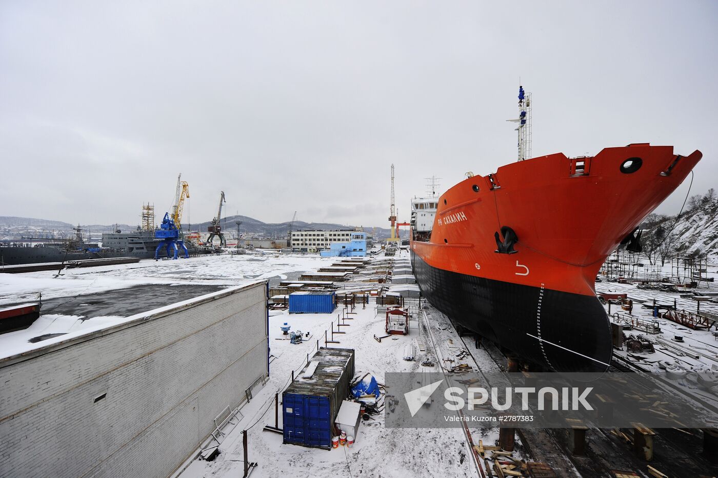 Rosneft Sakhalin tanker prepared for towage from Nakhodka to Vladivostok for fitting out