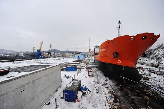 Rosneft Sakhalin tanker prepared for towage from Nakhodka to Vladivostok for fitting out