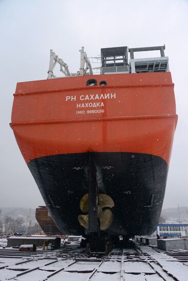 Rosneft Sakhalin tanker prepared for towage from Nakhodka to Vladivostok for fitting out