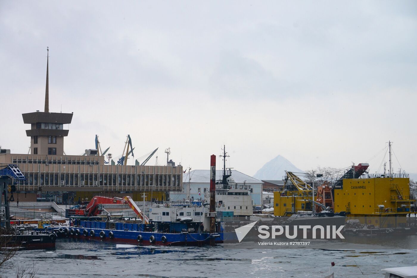 Rosneft Sakhalin tanker prepared for towage from Nakhodka to Vladivostok for fitting out