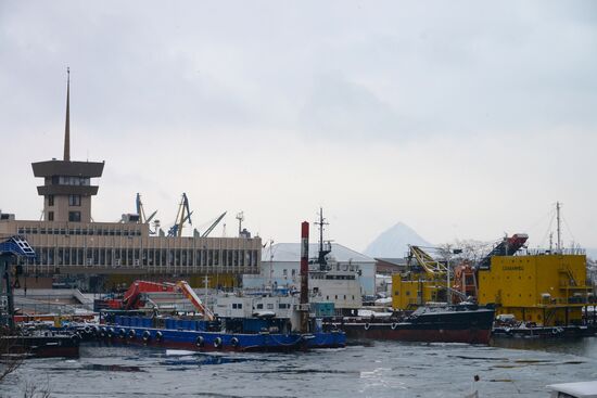 Rosneft Sakhalin tanker prepared for towage from Nakhodka to Vladivostok for fitting out