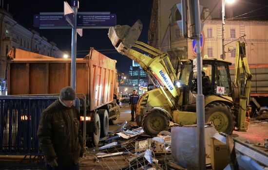 Demolishing illegal kiosks in Moscow