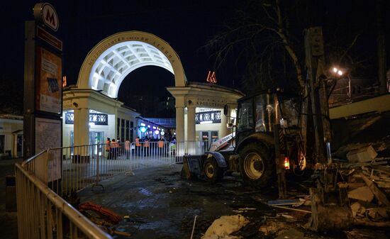 Demolishing illegal kiosks in Moscow