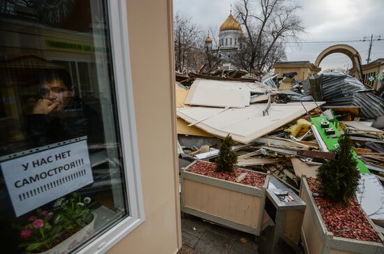 Demolishing illegal kiosks in Moscow
