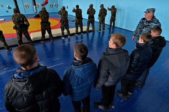 Orphanage children in Spassk-Dalny meet with rapid deployment special police