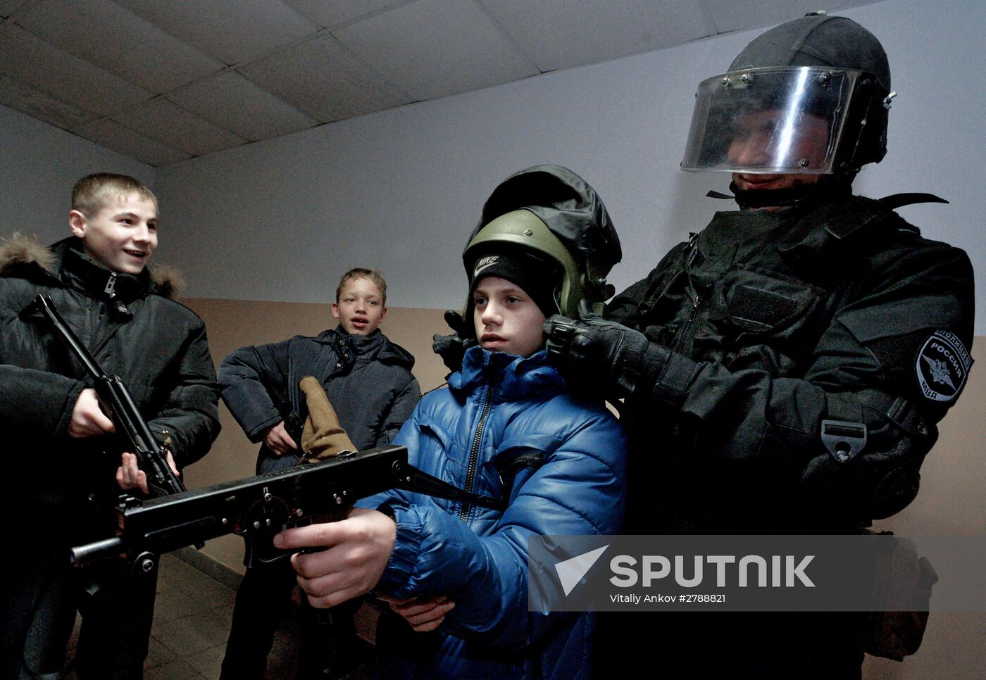 Orphanage children in Spassk-Dalny meet with rapid deployment special police