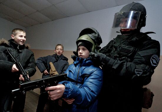 Orphanage children in Spassk-Dalny meet with rapid deployment special police