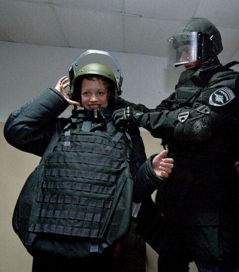 Orphanage children in Spassk-Dalny meet with rapid deployment special police