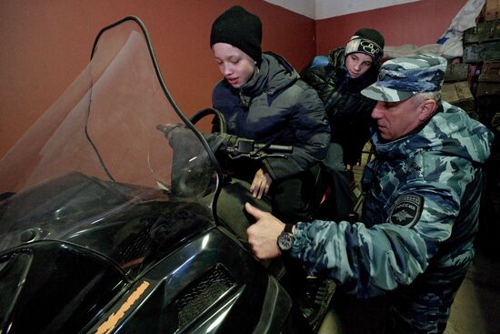 Orphanage children in Spassk-Dalny meet with rapid deployment special police