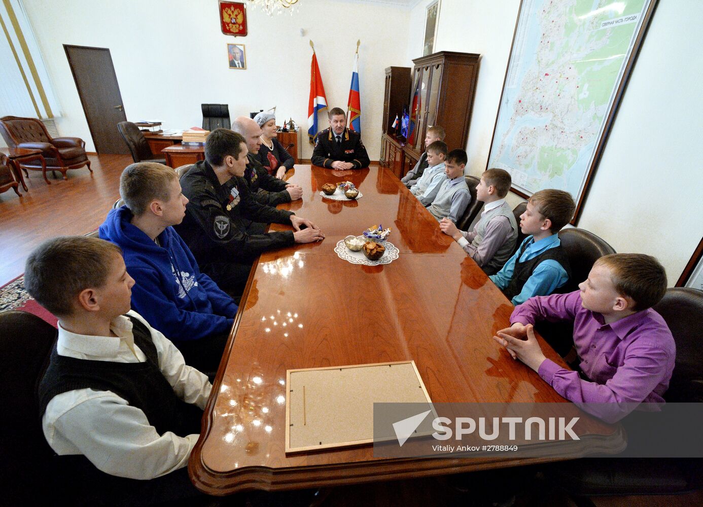 Orphanage children in Spassk-Dalny meet with rapid deployment special police