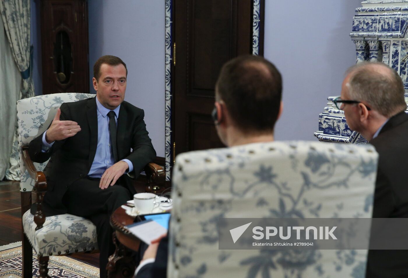 Prime Minister Medvedev gives interview to German daily Handelsblatt