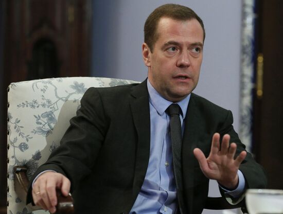 Prime Minister Medvedev gives interview to German daily Handelsblatt