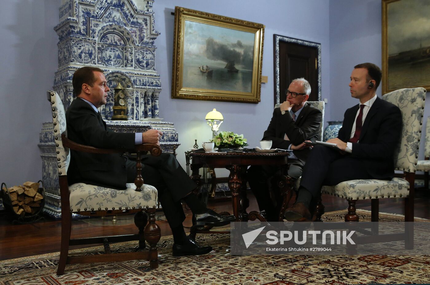 Prime Minister Medvedev gives interview to German daily Handelsblatt