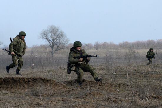 Motorized infantry exercise at Sernovodsky range
