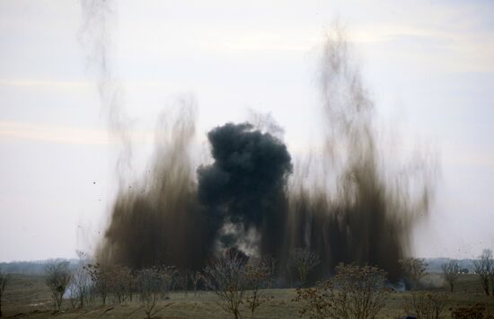 Motorized infantry exercise at Sernovodsky range