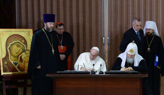 Patriarch Kirill meets Pope Francis