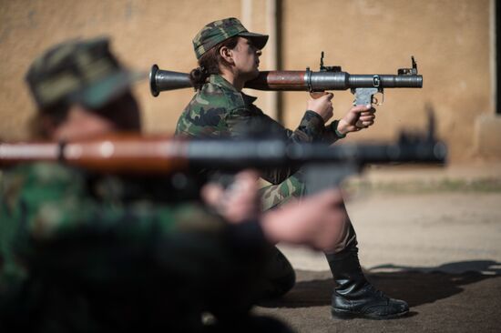 Syrian army volunteers trained outside Damascus