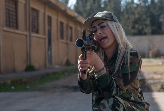 Syrian army volunteers trained outside Damascus