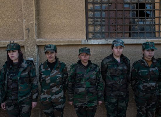 Syrian army volunteers trained outside Damascus