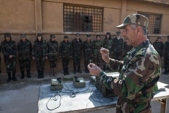 Syrian army volunteers trained outside Damascus