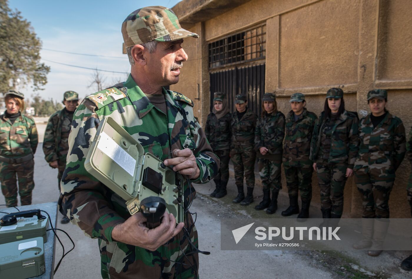 Syrian army volunteers trained outside Damascus