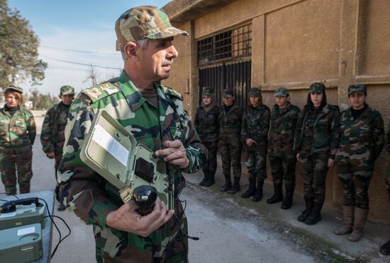 Syrian army volunteers trained outside Damascus