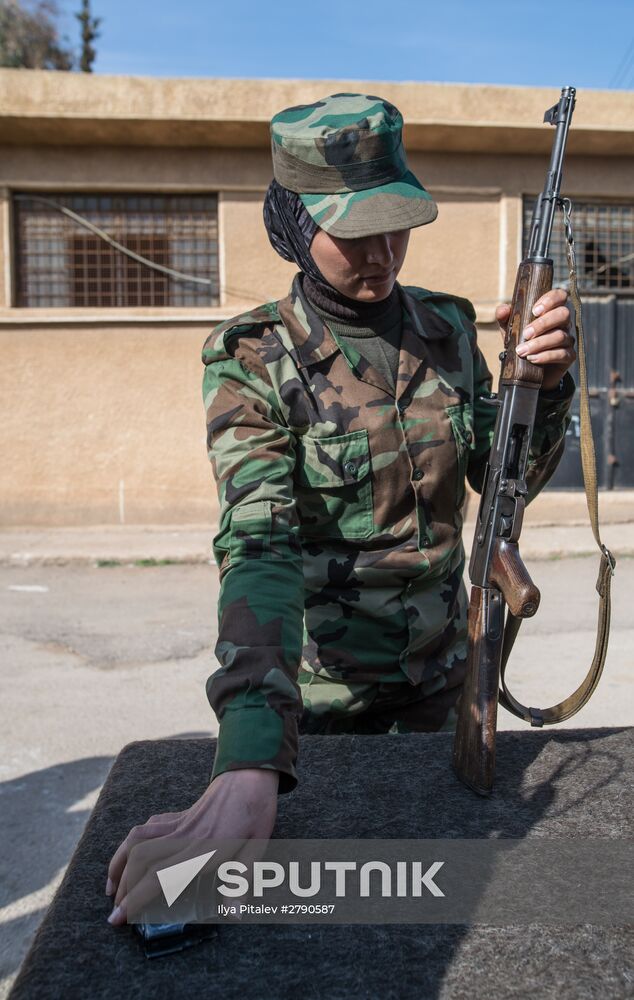 Syrian army volunteers trained outside Damascus